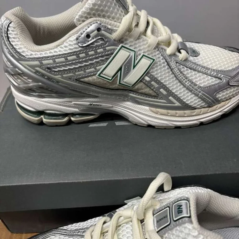 New balance unisex shoes size 5 women 8 color white and silver